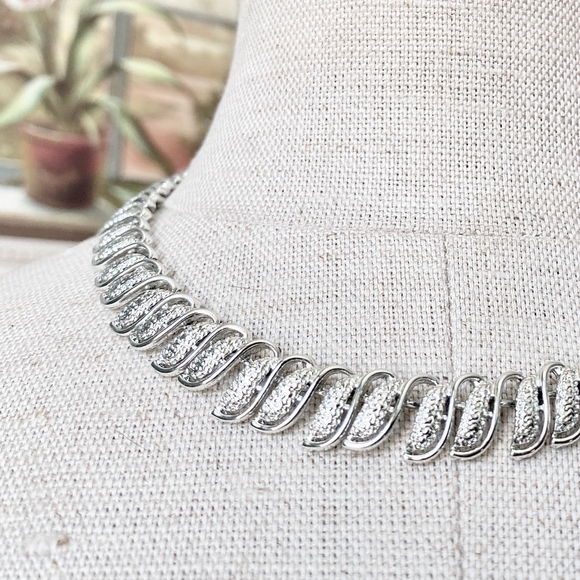 Vintage Signed Coro Silver Tone Leaf Choker Necklace Adjustable. - Picture 2 of 5